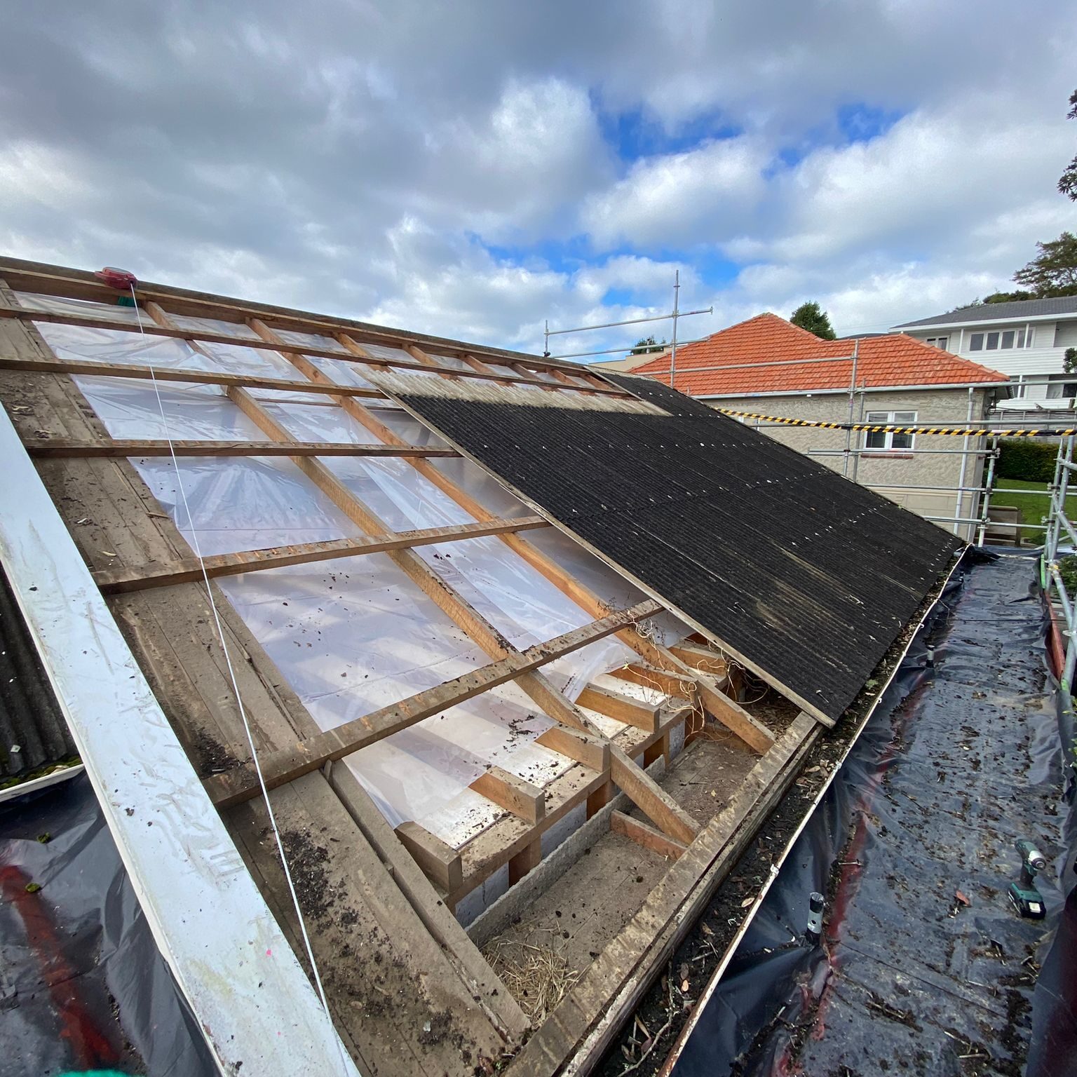 Class B Asbestos roof being removed from an Auckland home